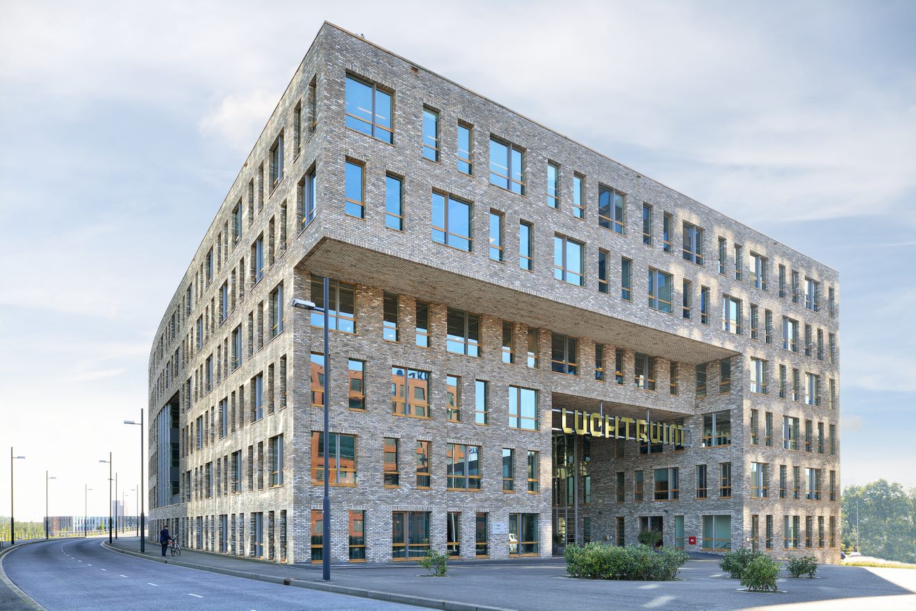a large building with many windows on the side of it.